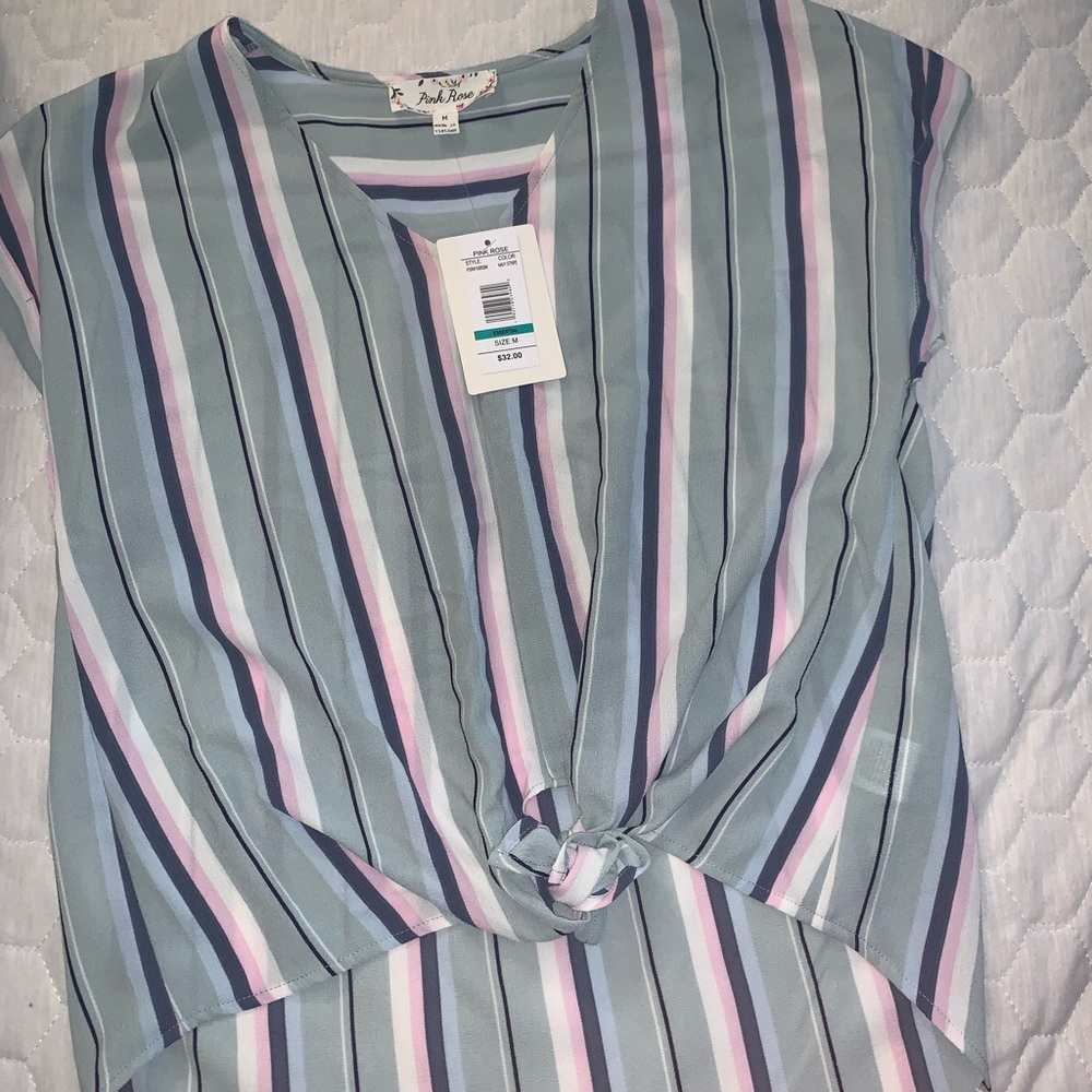Cute top with a Front knot !